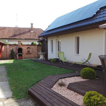 Rozalia Apartman Gyula Bagian luar foto