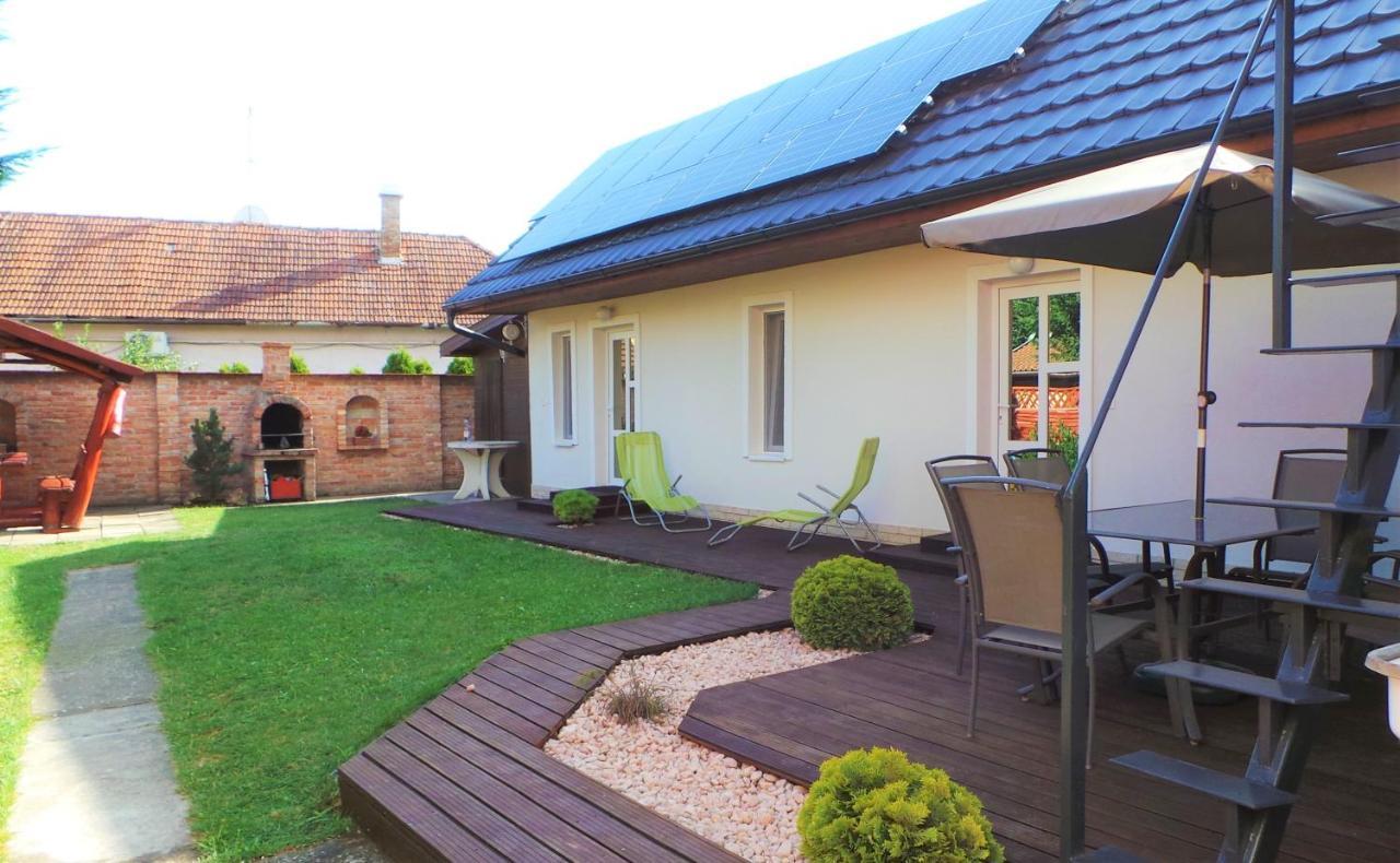 Rozalia Apartman Gyula Bagian luar foto
