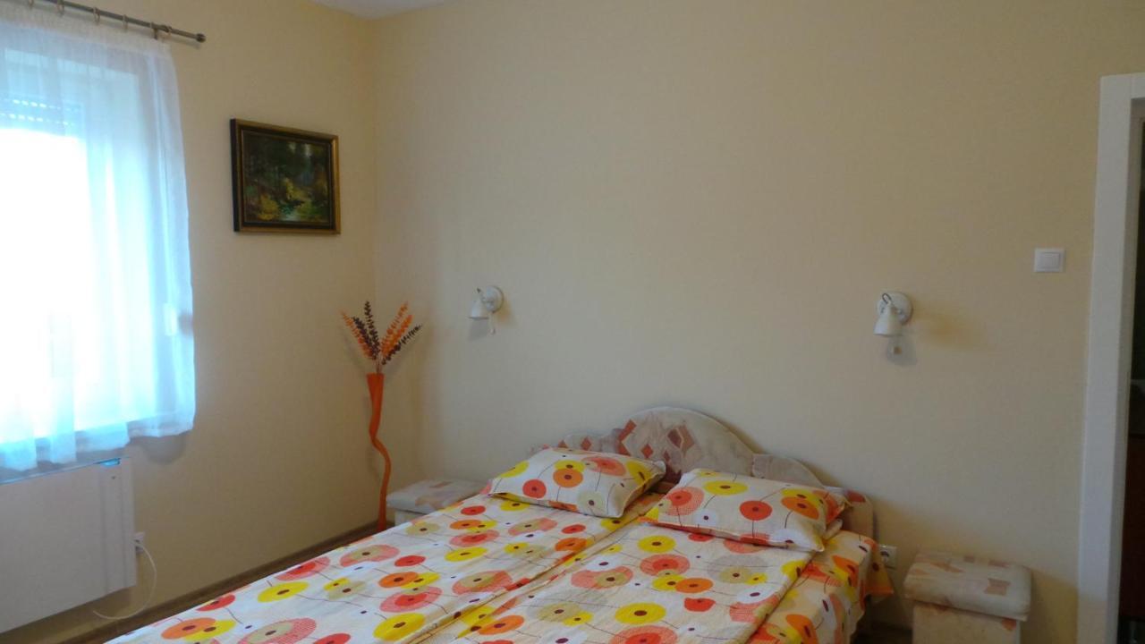 Rozalia Apartman Gyula Bagian luar foto